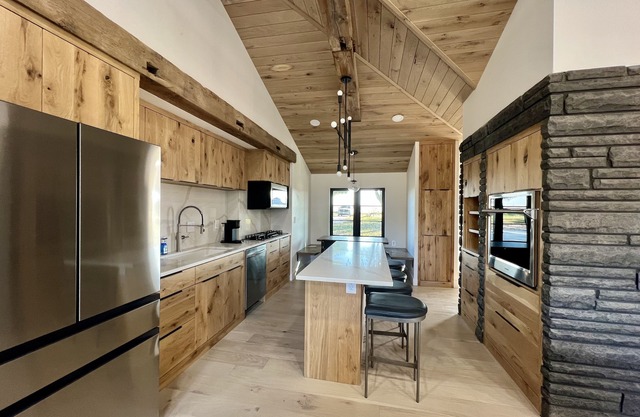 Completely remodeled luxury 3 bedroom, 3 bathroom House in quiet country setting