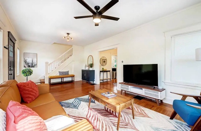 Completely Updated Home-sleeps 6-Centrally Located