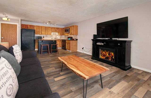 Condo 2 BR in Dillon sleeps 5, Pool and Hot Tub