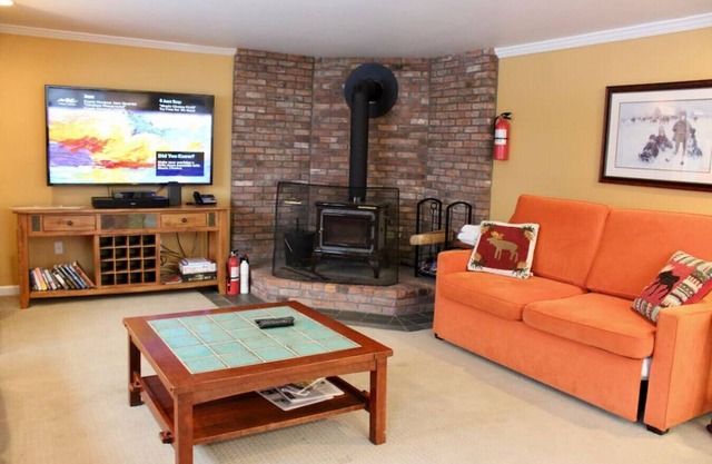 Condo 7 Trailside Village Slopeside One Bedroom w/Hot tub