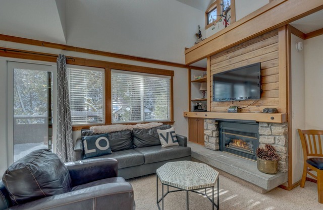 Condo close to ski hill with fireplace, balcony, W/D, hot tub, & pool