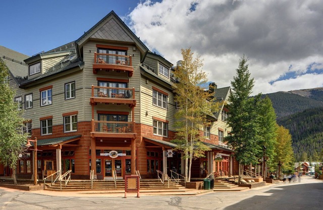 Condo for 4| Mountain Escape + Hot Tub, Sauna, Gym