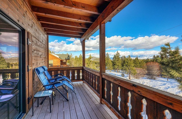 Condo w/Beautiful Mountain View. Steps from Ski/Trails. Donner Lake. EV outlet