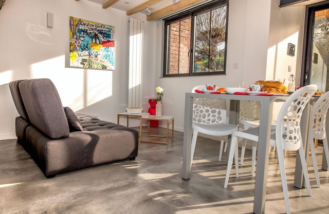 Connected tiny house 2 bedrooms terrace private parking giant cinema screen