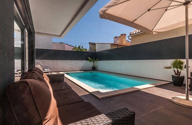 Contemporary Aroeira Villa | Villa Lilac | 3 Bedrooms | Private Pool | Close to.