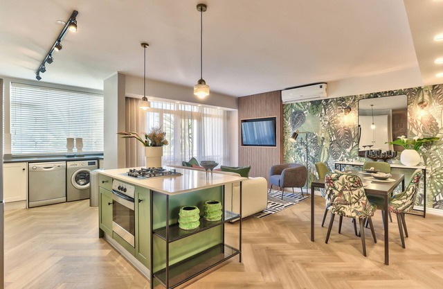 Contemporary 1 Bedroom Apartment in Gardens, with parking & WiFi