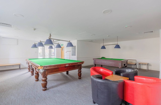 Contemporary 1BD Riverside Retreat with Gym