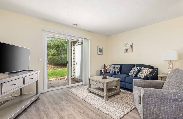 ✵ Contemporary 2 Bedroom Condo @ Holiday Village ➠ Unit 3885 ✵