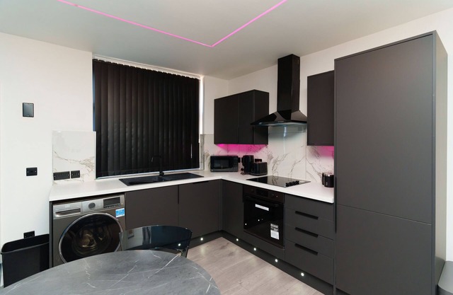 Contemporary 2 Bedroom Apt in Leeds Sleeps 5