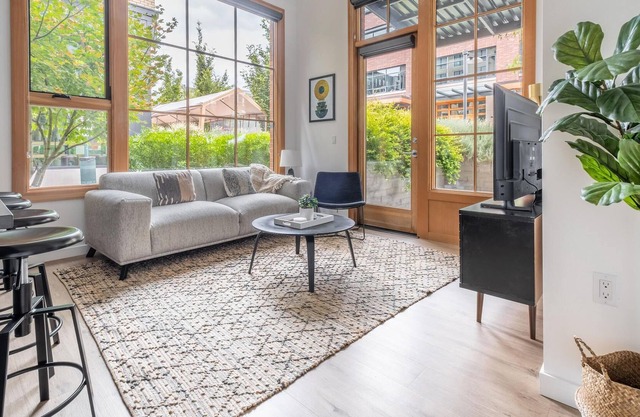 Contemporary 2 BR Apartment in Portland + Parking