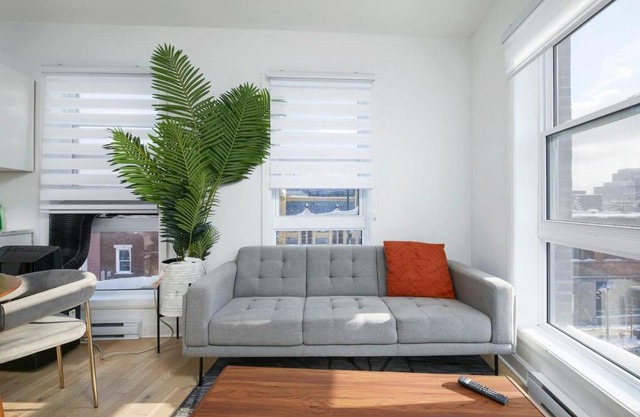 Contemporary 2BR Retreat in MTL Village