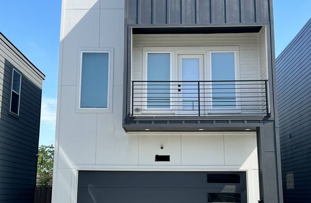 Contemporary 3 BR 2.5 BA Townhouse Near Downtown(5 mins)+Medical Center(15 mins)