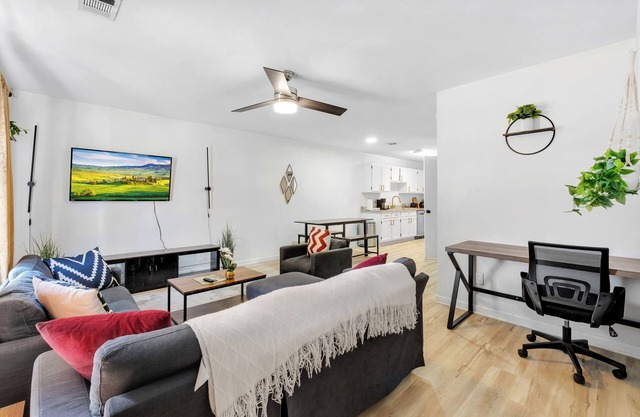 Contemporary and Lux Townhome - 5 mins to FSU