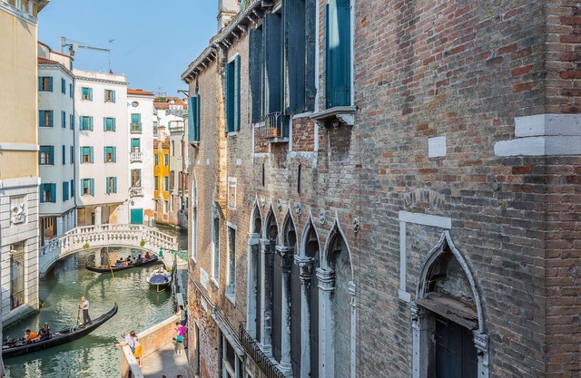 Contemporary apartment with Canal View near San Marco