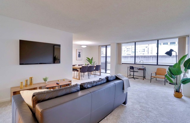 Contemporary Apt – Walk to Shops & Metro!