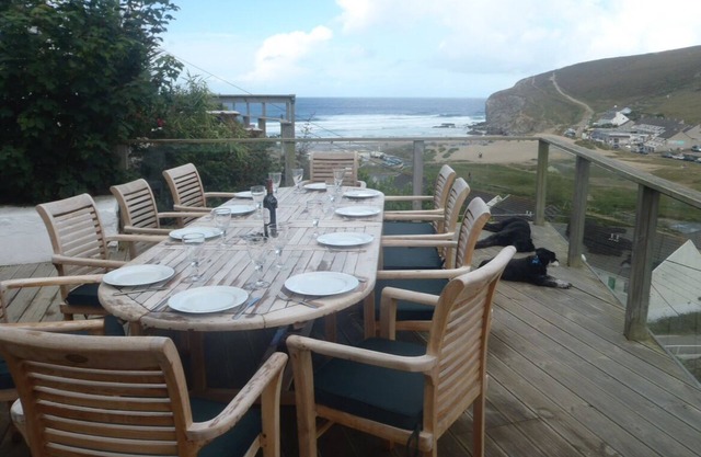 Contemporary Beach House with sea views and short walk to Blue Flag beach