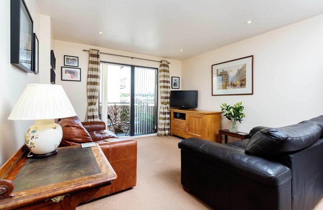 Contemporary by Regent's Canal, by Veeve