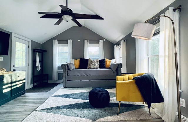 Contemporary cottage minutes from the heart of town!