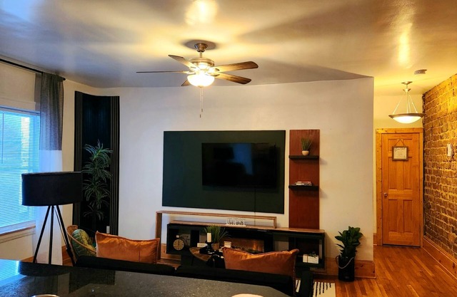 Contemporary Coventry:1 bd w Fireplace. NEAR Case, Cle Clinic, UH, downtown!
