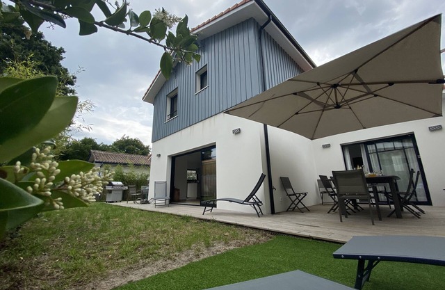 Contemporary villa with jacuzzi 300m from the beach