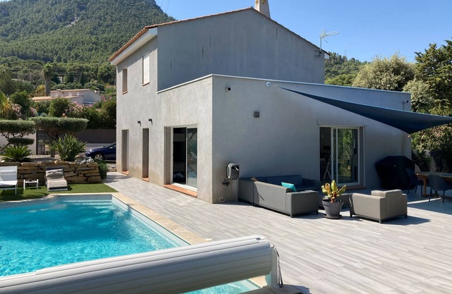 Contemporary house, large swimming pool, quiet, family-oriented, 15 minutes from the sea