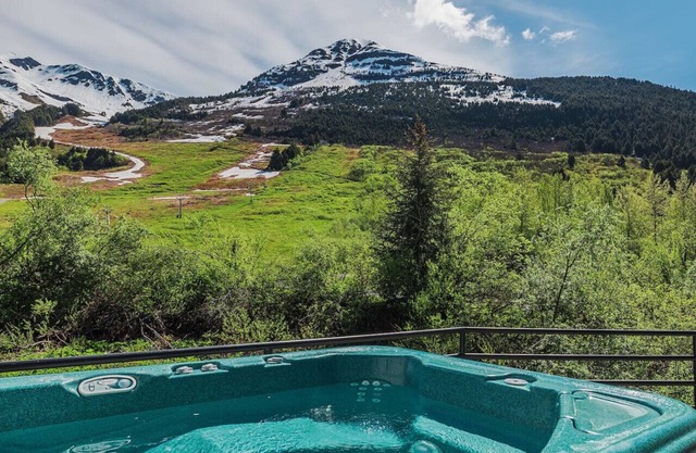 Contemporary Girdwood Getaway
