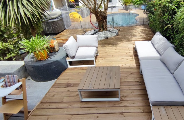 Contemporary house with swimming pool located 15 minutes from the city center of Bordeaux