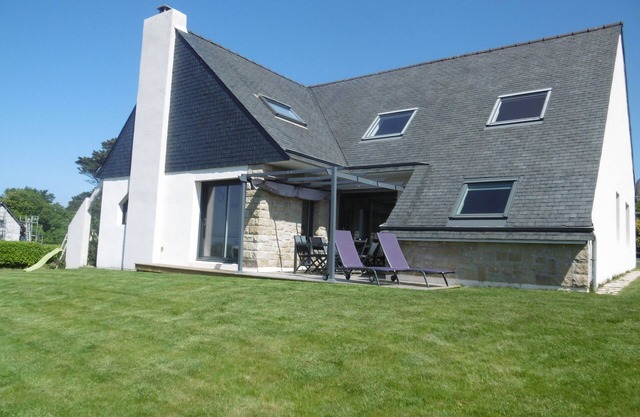 Contemporary house with panoramic seaside view over the CÙte de Granit Rose