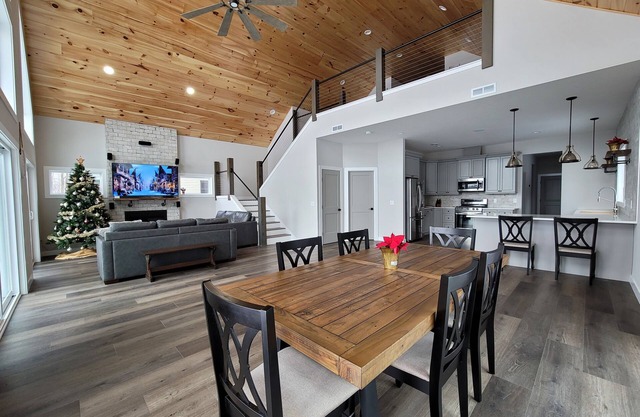 Contemporary Lakehouse Retreat: Where Paradise Meets Comfort
