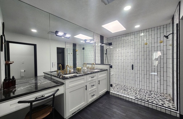 Contemporary Monochrome Retreat With 4beds & POOL