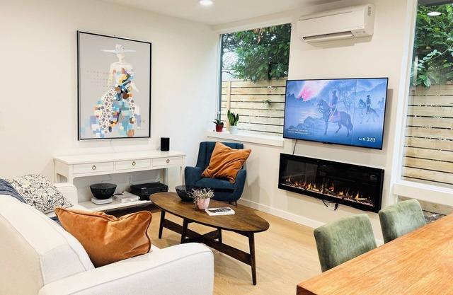 Contemporary new 2-bedroom house in Greenwood area, Seattle with WiFi, AC