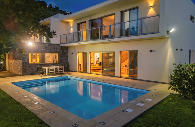 Contemporary, spacious villa with private swimming-pool and amazing ocean views.