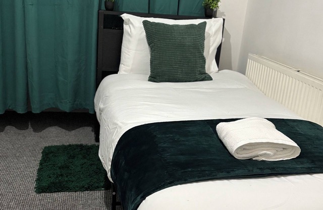 Contractors, business travellers, or families needing short or long-term stays