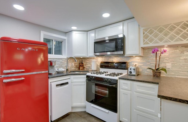 Convenient DC Studio Near Metro Stop!