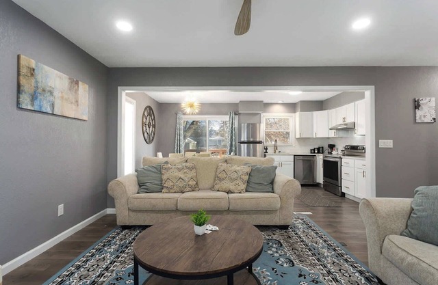 Convenient Location+4 BR w/King Beds|Parking +WiFi