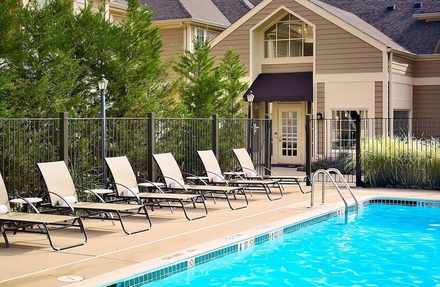 Convenient Stay in Westlake! Kitchen, Free Parking, Onsite Pool, Pets Allowed