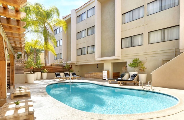 Convenient Stay, Superb Location! 4 Family-friendly Units, Dogs Allowed, Pool