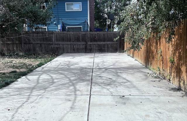 Convenient Walkout Basement Apartment, private entrance in Aurora with WiFi