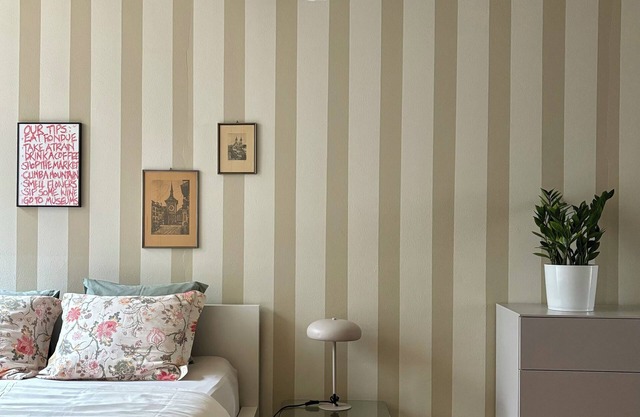 Cool and comfortable flat. Just steps from attractions, restaurants and more!