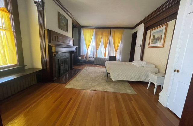 Cool apartment with AC in vibrant Davenport