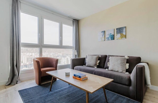 Cool Martiricos - La Roca 1BR w/Parking, Doorman & A/C, by Blueground