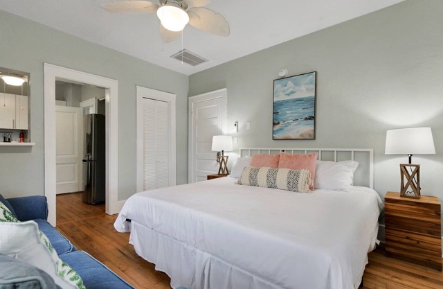 Cool Ocean View with Balcony! King Bed, Free Parking & Free Wifi!