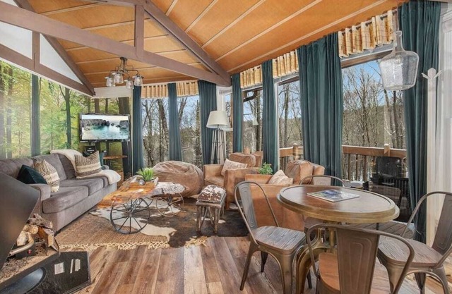 Cool Tree House with Hot tub & FREE EV charging