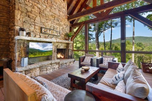 Copperline Lodge - Luxury Creekside Retreat - Creekside Views, Hot Tub, Game Room, Outdoor Fireplaces, Chef Kitchen, Fire Pit -
