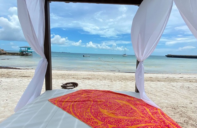 Coral Cove sleeps 2 adults 1 child FREE 4 seater golf cart and 1 kayak 1 sup