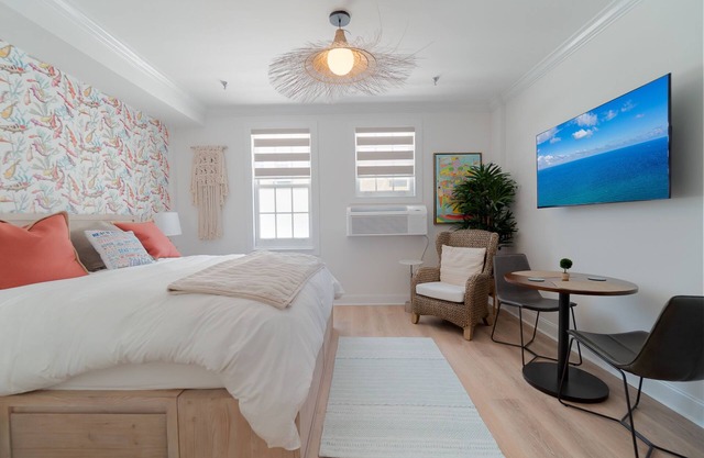 Coral Reef King Retro King Suite - Palm Beach Island near Beach