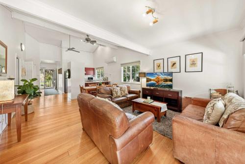 Corinda Cottage - 4 bedroom pet friendly five minute walk to town and Ovens River.
