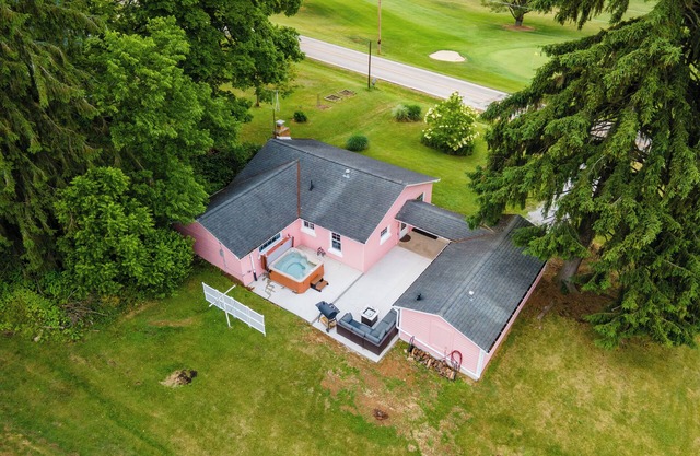 Corky's - Sleeps 8/Hot tub/Golf views in the heart of Mohican State Park!