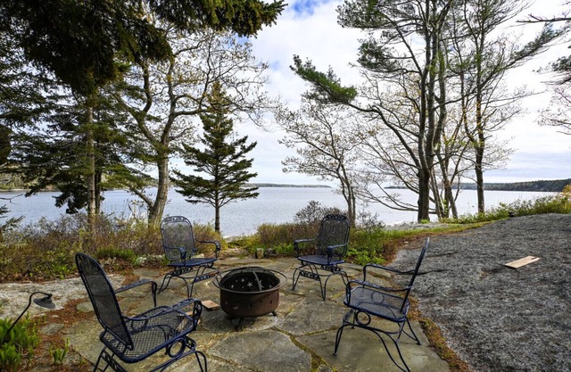 Cornell Lane Cottage: Oceanfront Retreat with Private Dock & Stunning Linekin Bay Views