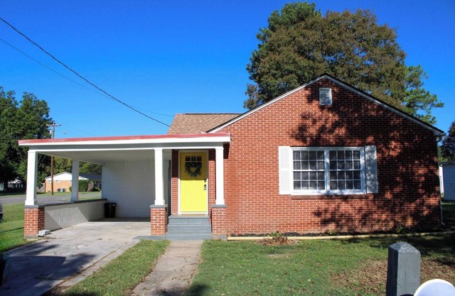 Corner Cottage - 2BR, Close to Lake, Restaurants!